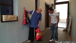 Млади момак помаже старјој баки
